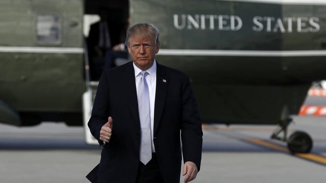 Daumen hoch: US-Präsident Donald Trump signalisiert Kontrolle. Daumen hoch: US-Präsident Donald Trump signalisiert Kontrolle.
