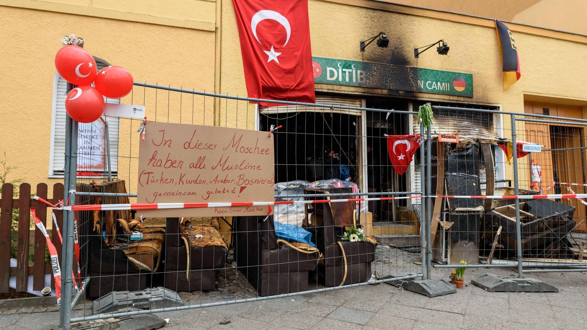Absperrung der zerstörten Ditib Koca-Sinan-Camii-Moschee: Die Übergriffe auf türkische Einrichtungen in Deutschland nehmen zu. Absperrung der zerstörten Ditib Koca-Sinan-Camii-Moschee: Die Übergriffe auf türkische Einrichtungen in Deutschland nehmen zu.
