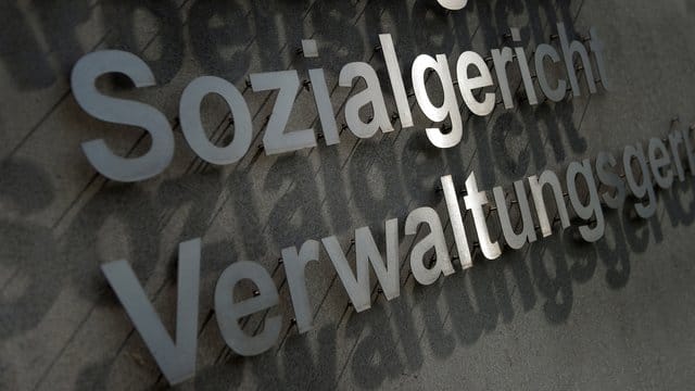 Eingang des Gerichtsgebäudes in Dresden.