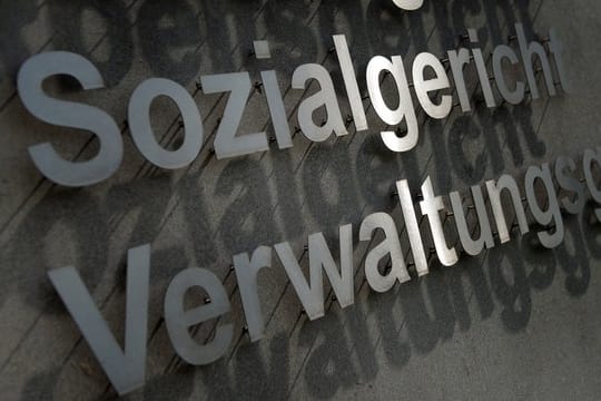 Eingang des Gerichtsgebäudes in Dresden.