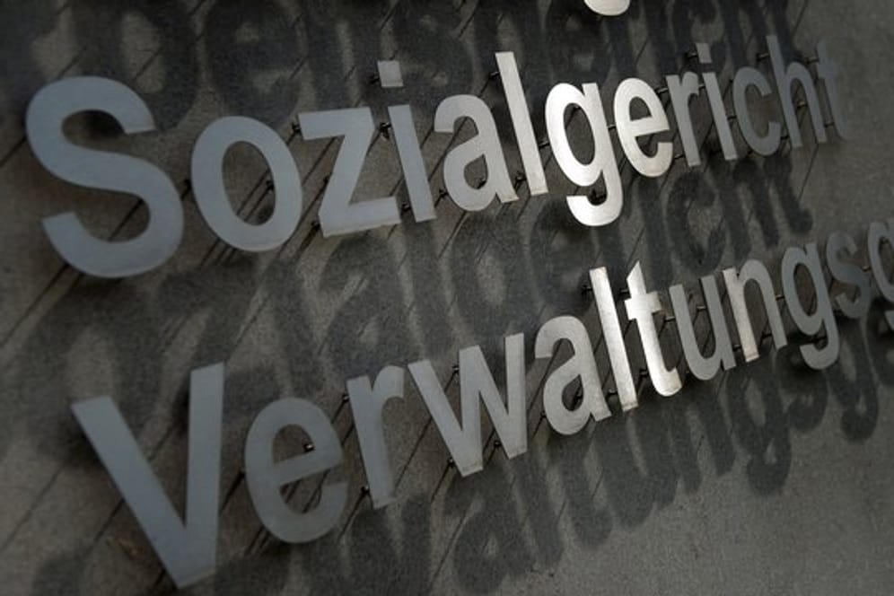 Eingang des Gerichtsgebäudes in Dresden.