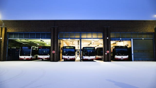 Abgestellte Busse im Bus-Depot der DSW21 in Dortmund. Abgestellte Busse im Bus-Depot der DSW21 in Dortmund.