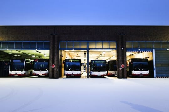 Abgestellte Busse im Bus-Depot der DSW21 in Dortmund.