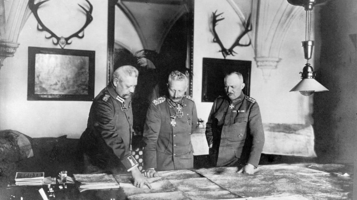 Von links nach rechts: Generalfeldmarschall Paul von Hindenburg, Kaiser Wilhelm II. und General Erich Ludendorff.