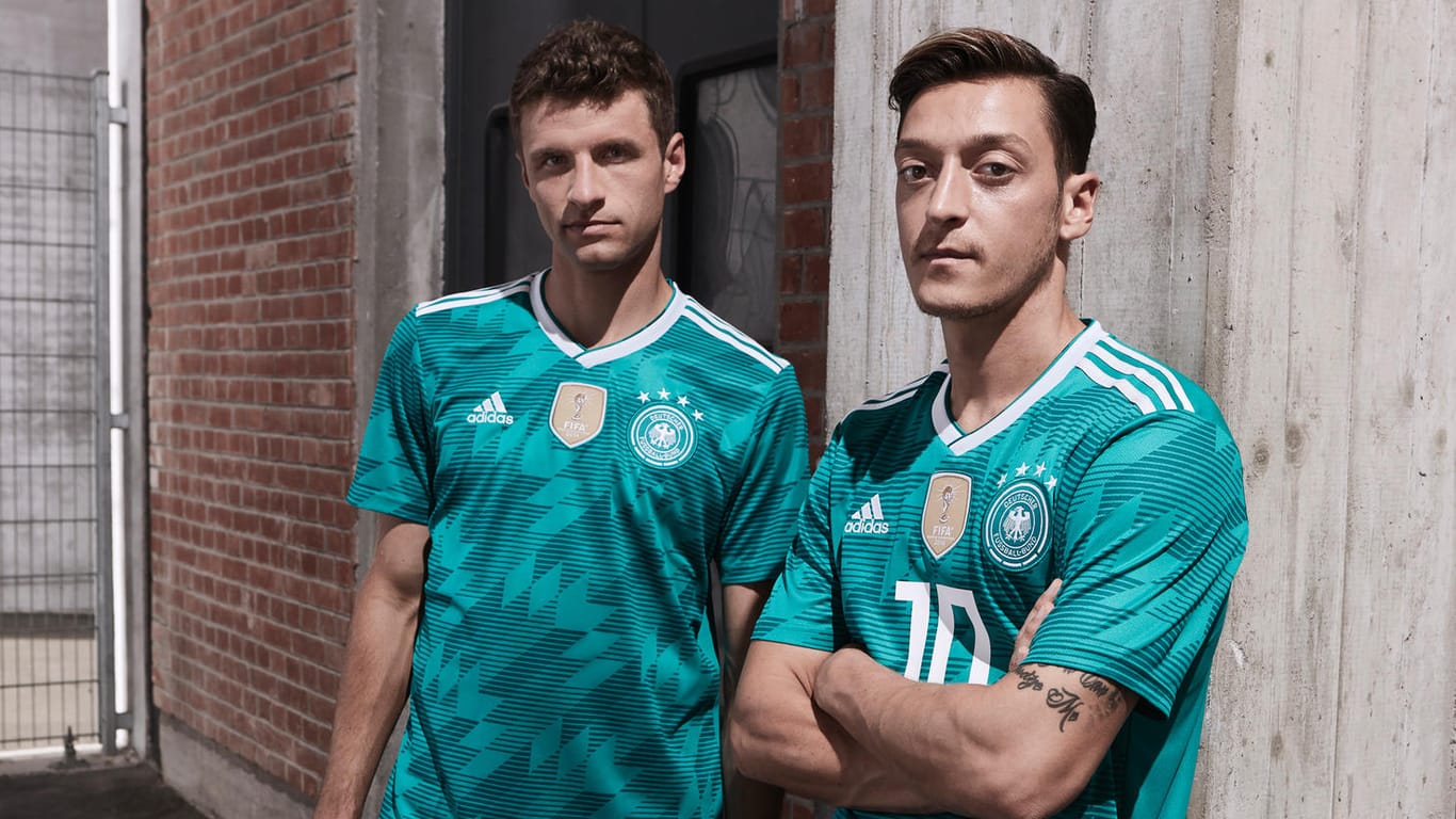 Retro-Look: Thomas Müller und Mesut Özil im neuen DFB-Auswärtstrikot.