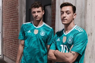 Retro-Look: Thomas Müller und Mesut Özil im neuen DFB-Auswärtstrikot.