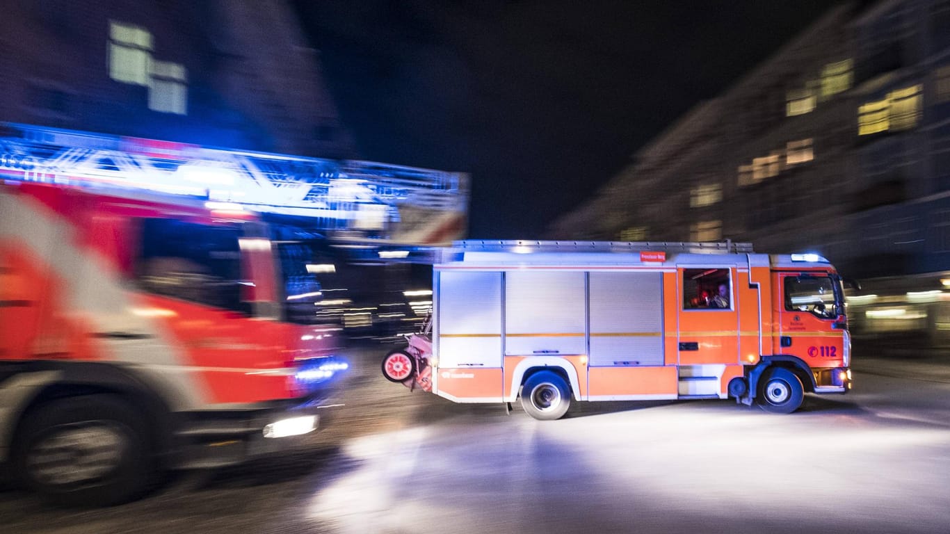 Löschfahrzeuge der Feuerwehr im Einsatz: In Koblenz ist ein Feuer in einem Wohnhaus ausgebrochen, der Schaden liegt bei 200.000€.