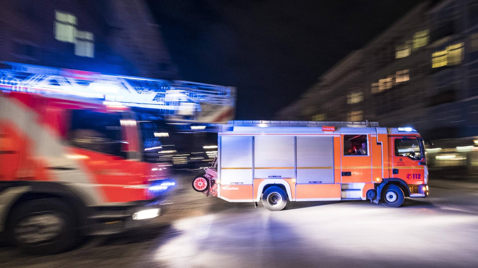 Löschfahrzeuge der Feuerwehr im Einsatz: In Koblenz ist ein Feuer in einem Wohnhaus ausgebrochen, der Schaden liegt bei 200.000€. Löschfahrzeuge der Feuerwehr im Einsatz: In Koblenz ist ein Feuer in einem Wohnhaus ausgebrochen, der Schaden liegt bei 200.000€.