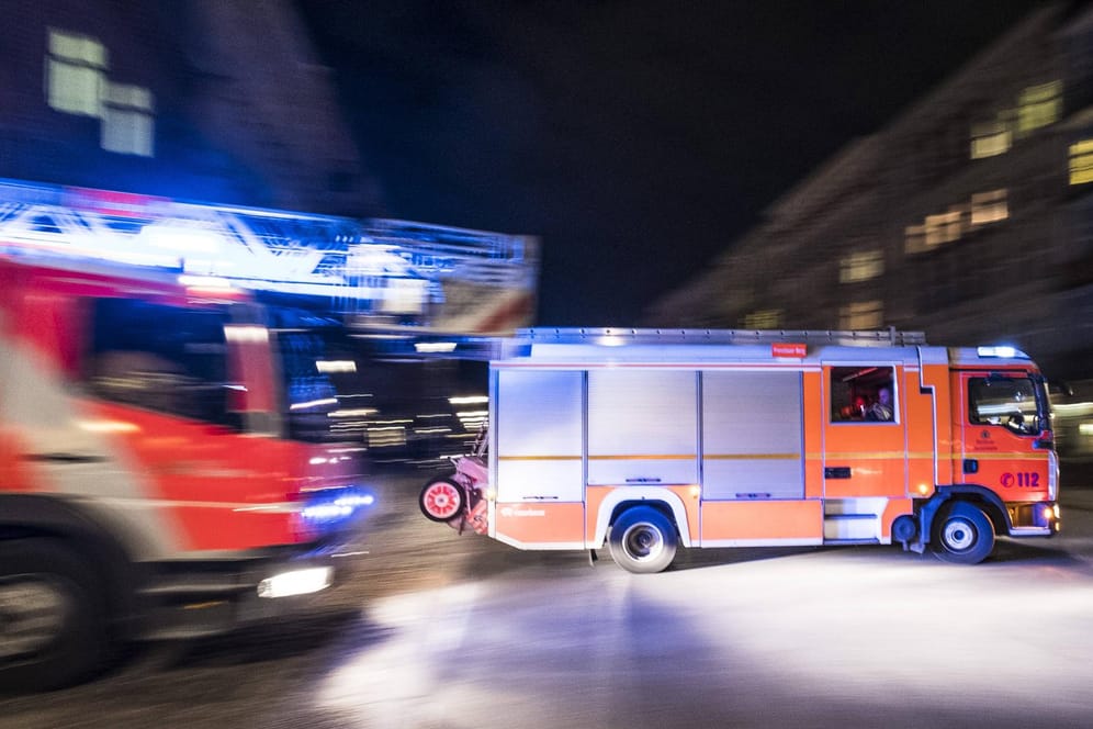 Löschfahrzeuge der Feuerwehr im Einsatz: In Koblenz ist ein Feuer in einem Wohnhaus ausgebrochen, der Schaden liegt bei 200.000€.