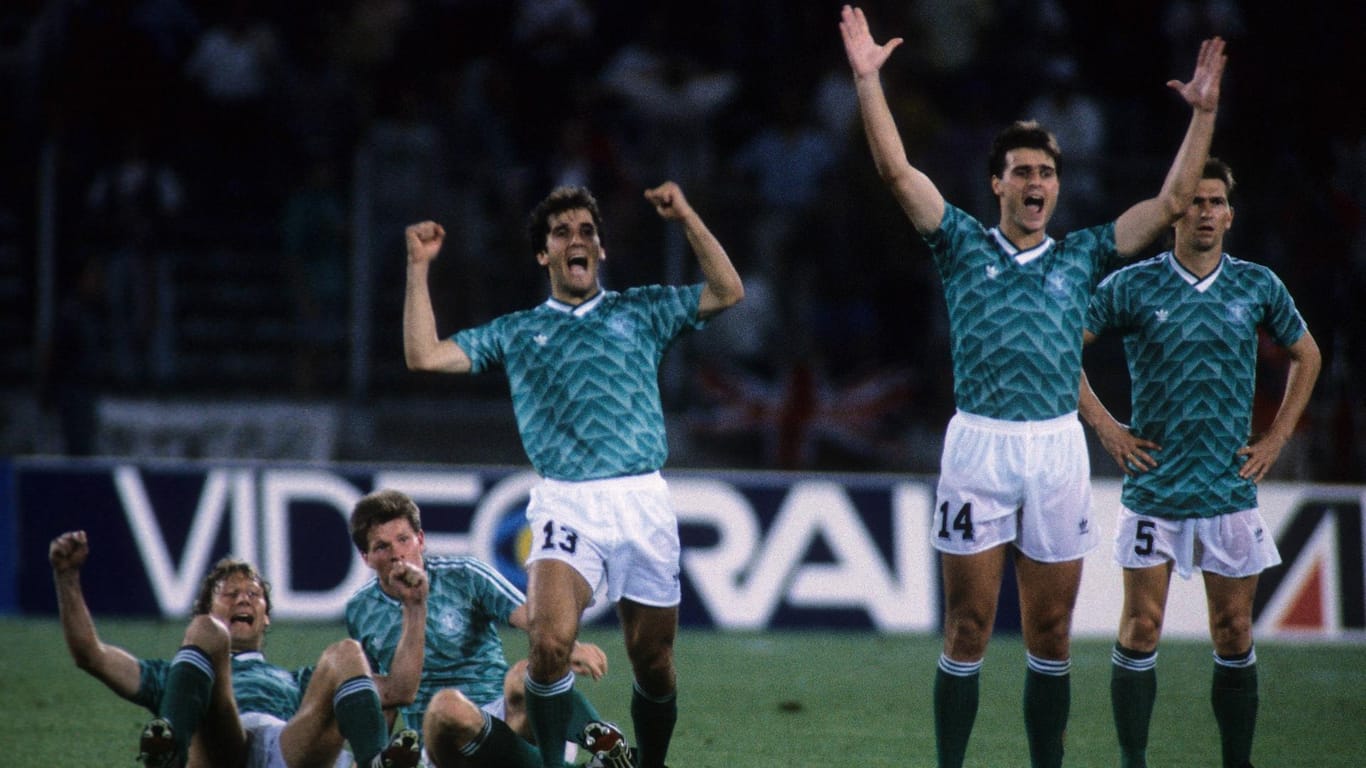 Erfolgstrikot: Buchwald, Reuter, Riedle, Berthold und Augenthaler (v. li.) beim WM-Halbfinalsieg 1990 gegen England.