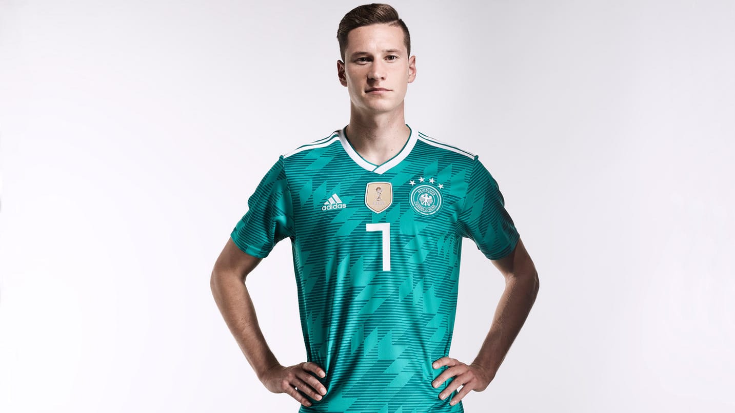 Julian Draxler präsentiert das neue DFB-Trikot.