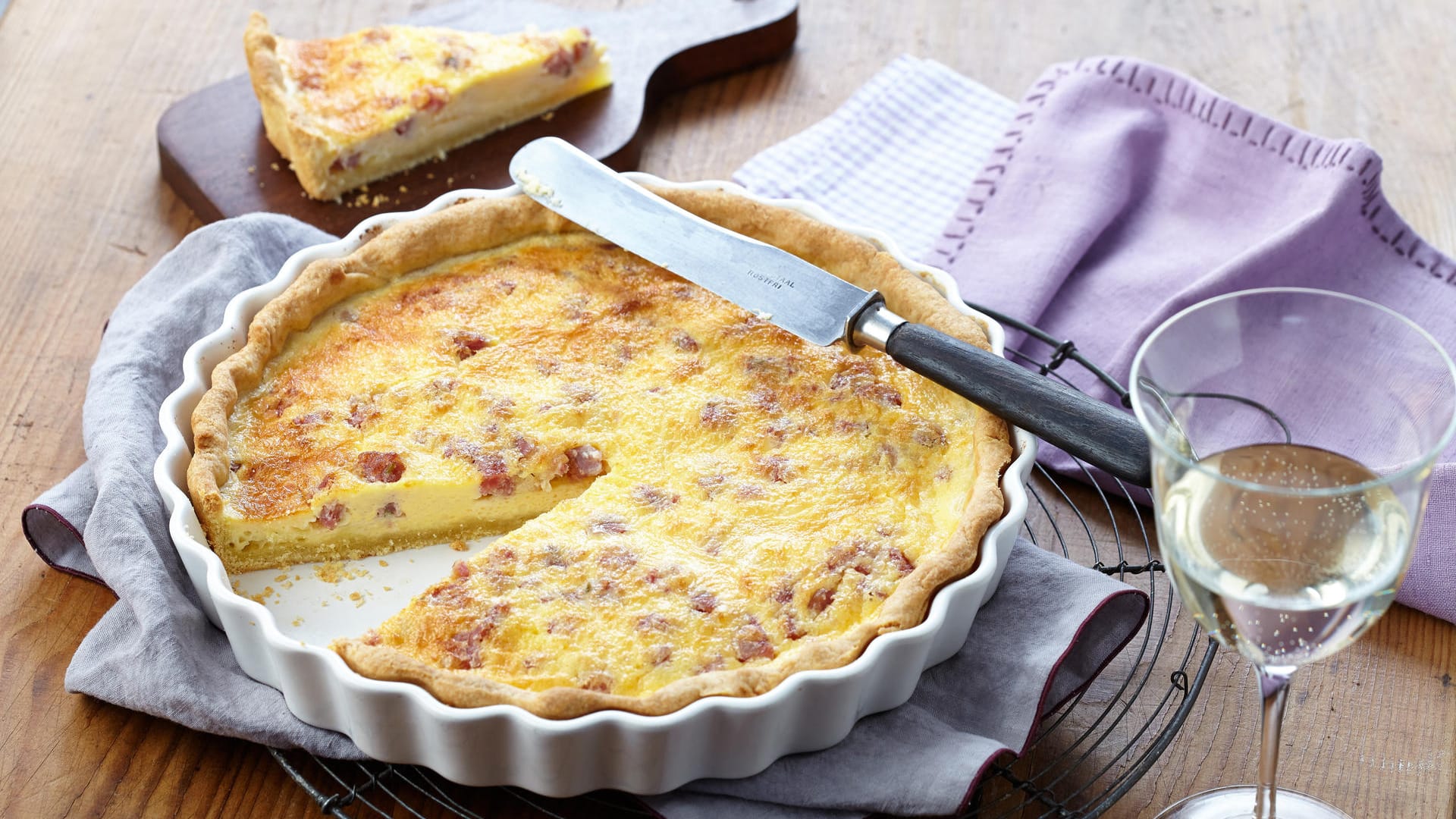 Ein Klassiker aus Mürbeteig: Eine Quiche Lorraine mit Zwiebeln und Speck.