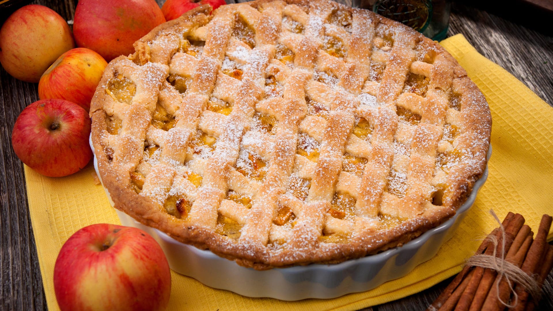 Apfelkuchen: Die Variante mit Mürbeteig ist knusprig und saftig zugleich.