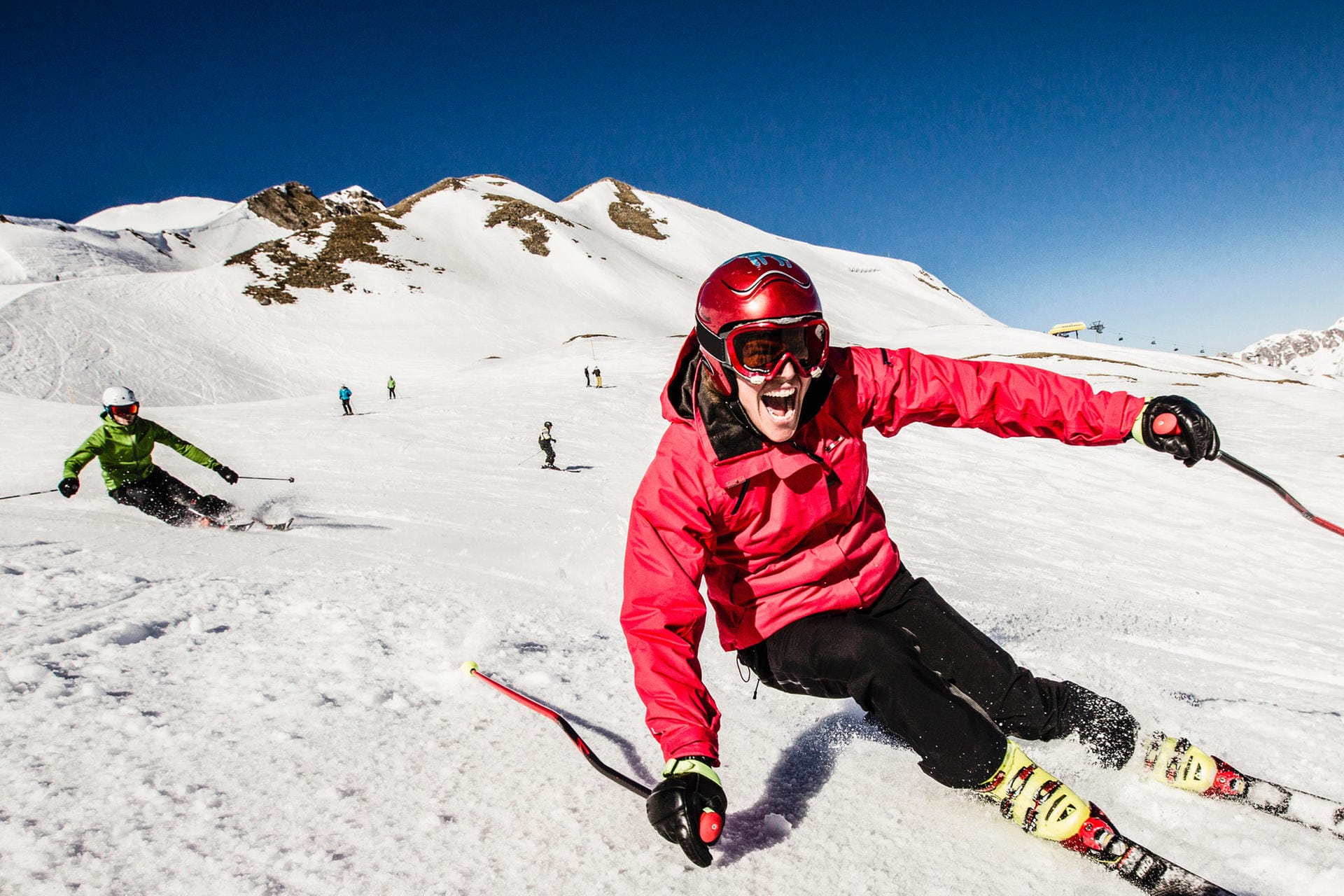 Skifahrer auf der Piste (Symbolbild): Seilbahnbetreiber rechnen mit mehr Tagesausflüglern in den bayerischen Skigebieten.