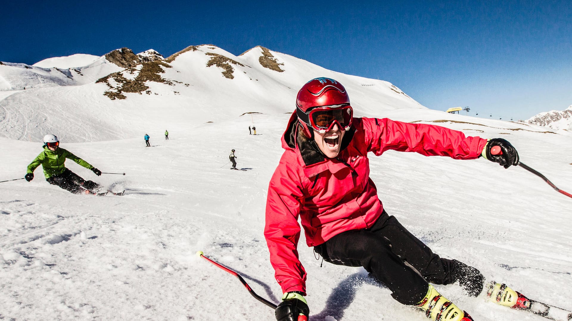 Skifahrer auf der Piste (Symbolbild): Seilbahnbetreiber rechnen mit mehr Tagesausflüglern in den bayerischen Skigebieten.