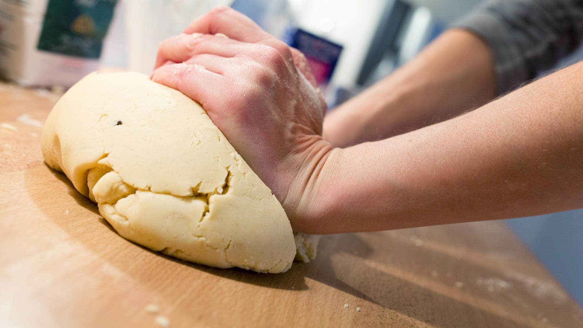 Backen: Aus Mehl, Eiern, Butter und je nach Rezept Salz oder Zucker kneten Sie einen Mürbeteig.