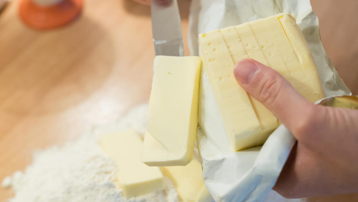 Butter zum Backen: Wer den Mürbeteig mit den Händen kneten möchte, verwendet am besten kalte Butter, die man vorher in Stücke schneidet.