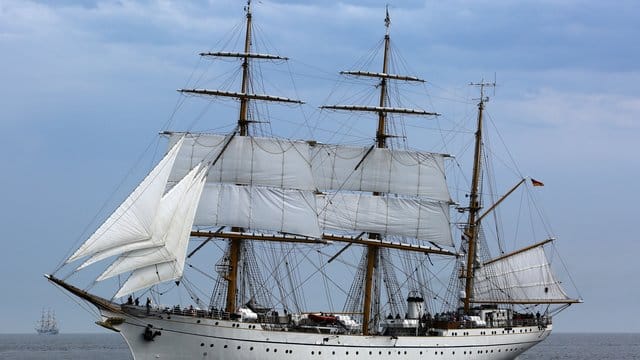 Das Segelschulschiff der Deutschen Marine, die "Gorch Fock", bei der traditionellen Geschwaderfahrt der Hanse Sail auf der Ostsee vor Rostock-Warnemünde.