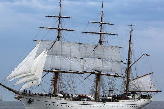 Das Segelschulschiff der Deutschen Marine, die "Gorch Fock", bei der traditionellen Geschwaderfahrt der Hanse Sail auf der Ostsee vor Rostock-Warnemünde.