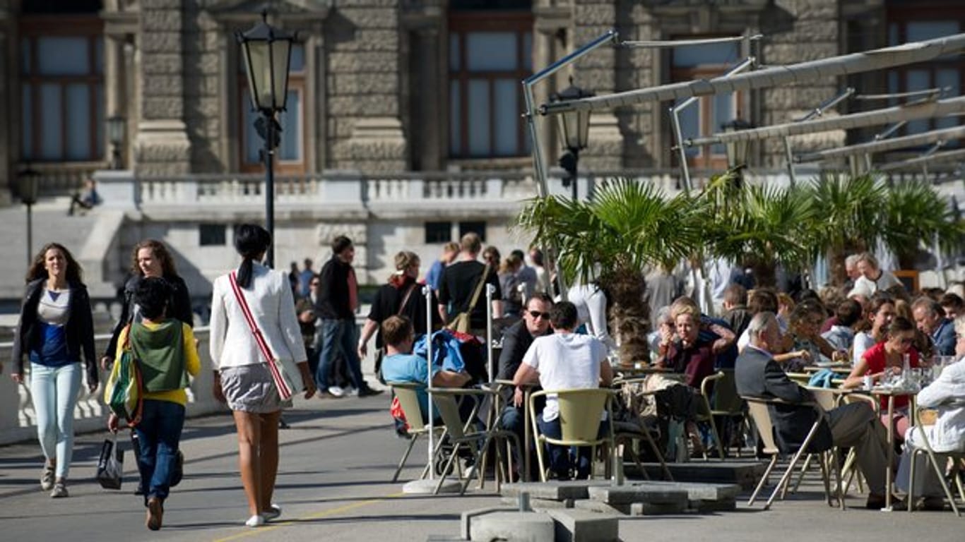 Wien: Menschen flanieren durch eine Straße im ersten Bezirk.