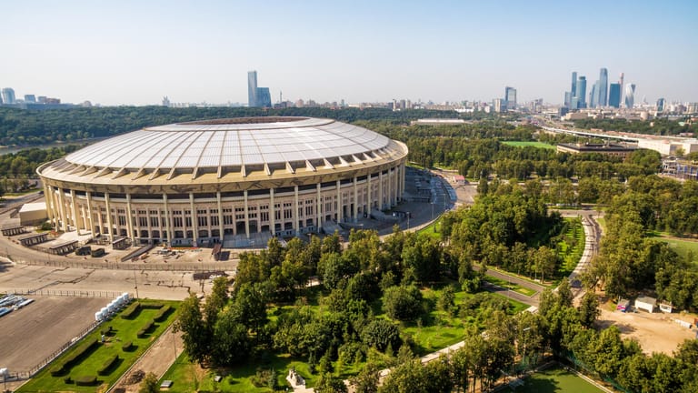 Olympiastadion Luschniki Moskau: Das Luchniki-Stadion befindet sich im Moskauer Olympiapark und ist sowohl das älteste als auch das größte Stadion der WM 2018. 2017 wurde das Stadion zuletzt umgebaut und modernisiert.