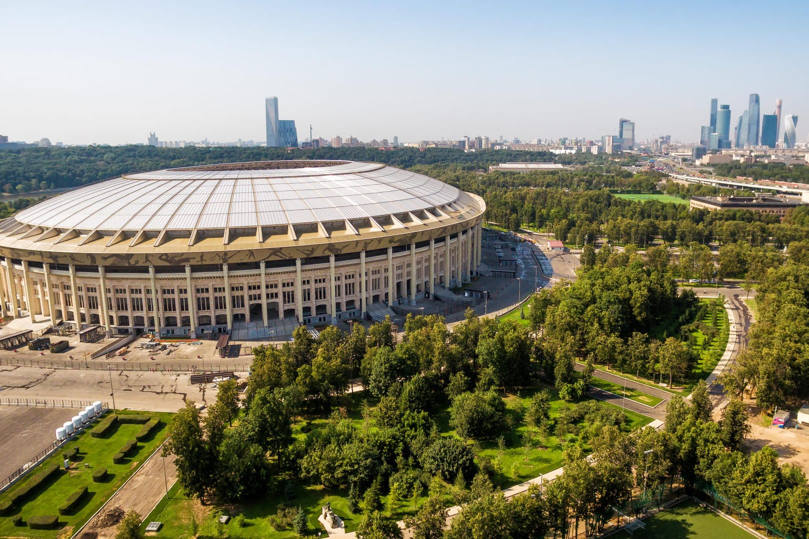 Olympiastadion Luschniki Moskau: Das Luchniki-Stadion befindet sich im Moskauer Olympiapark und ist sowohl das älteste als auch das größte Stadion der WM 2018. 2017 wurde das Stadion zuletzt umgebaut und modernisiert.