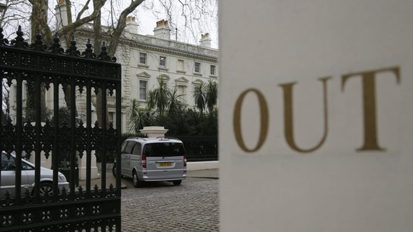 Ein Kleinbus fährt auf das Gelände der russischen Botschaft in London.