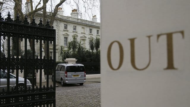 Ein Kleinbus fährt auf das Gelände der russischen Botschaft in London. Ein Kleinbus fährt auf das Gelände der russischen Botschaft in London.