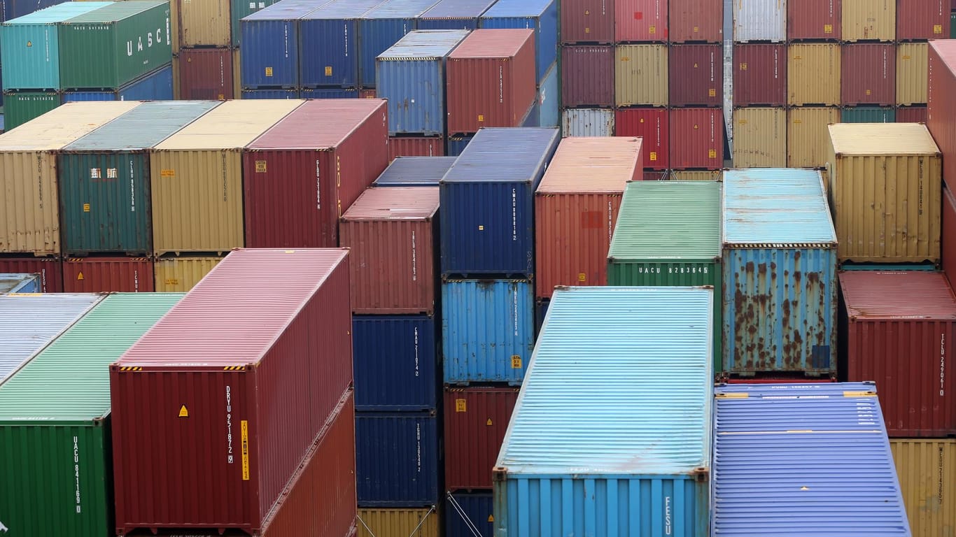 Containerhafen in Hamburg: Das Containerleasingunternehmen P&R bot Anlegern Direktinvestments in Seecontainer. Nun musste der Marktführer Insolvenz anmelden.