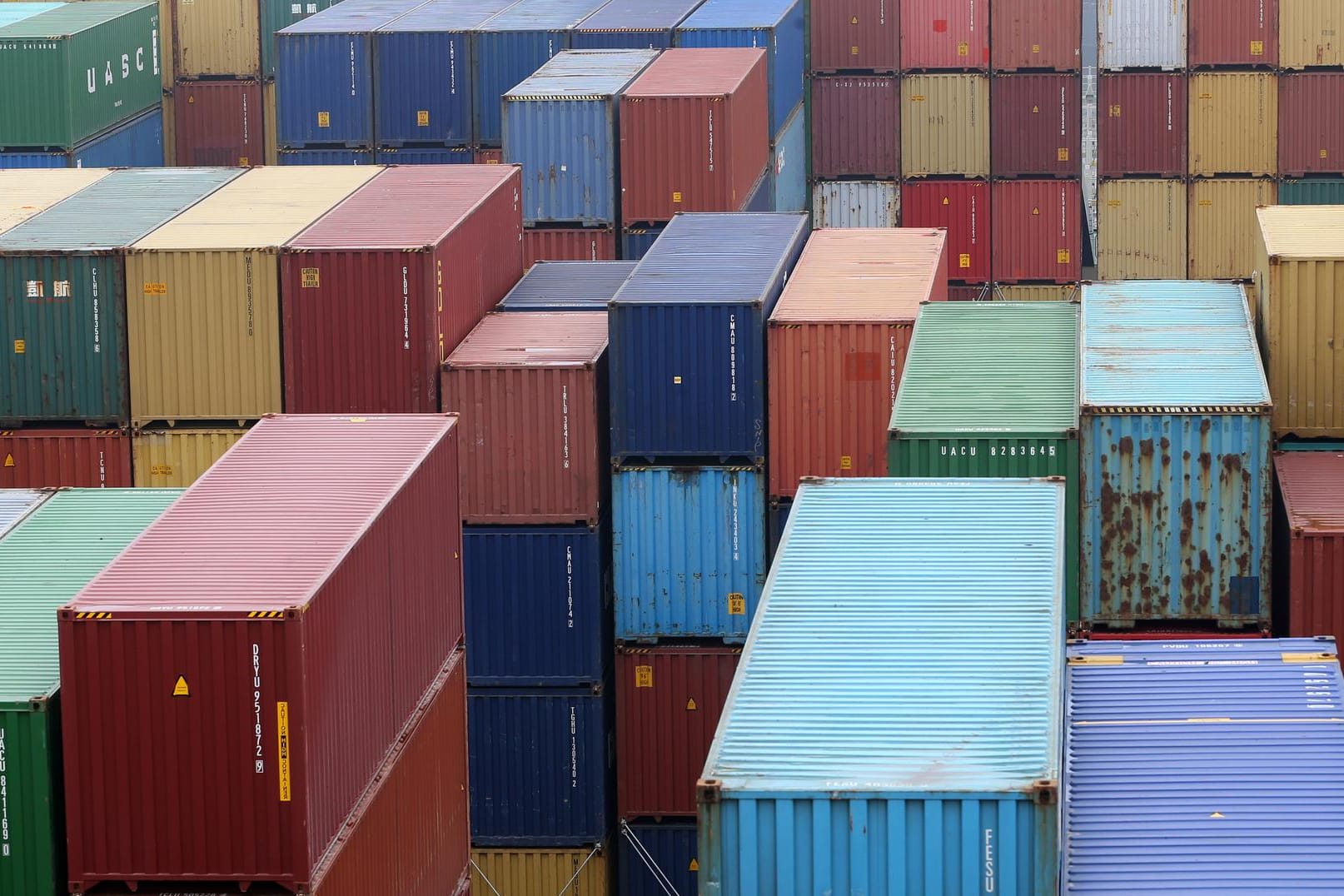 Containerhafen in Hamburg: Das Containerleasingunternehmen P&R bot Anlegern Direktinvestments in Seecontainer. Nun musste der Marktführer Insolvenz anmelden.