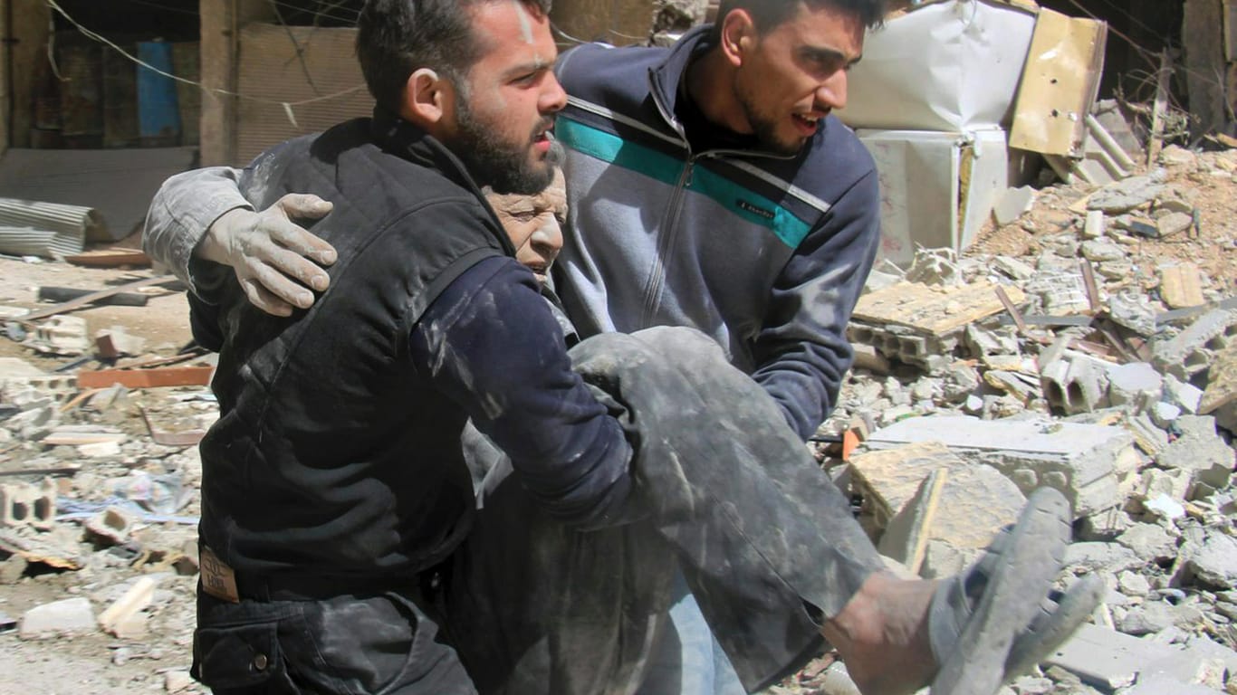 Mitglieder des syrischen Zivilschutz, genannt "Weißhelme": Luftangriffe haben zahlreiche Menschen in Ibrin verletzt, in Ost-Ghuta starben viele Kinder.