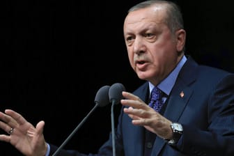 Erdogan bei einer Rede in Ankara: Der türkische Präsident kündigte an, nach dem Erfolg in Afrin die Offensive auch auf andere syrische Provinzen auszuweiten.