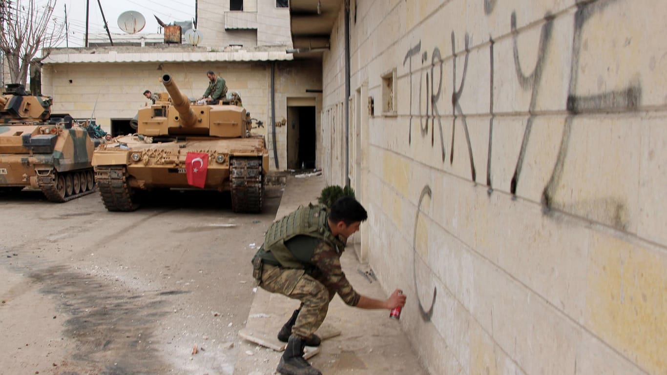Ein türkischer Soldat schreibt im Zentrum von Afrin "Türkei" an eine Wand: Zuvor hatten die türkische Armee und verbündete Rebellen die Stadt eingenommen und viele kurdische Kämpfer in die Flucht geschlagen.
