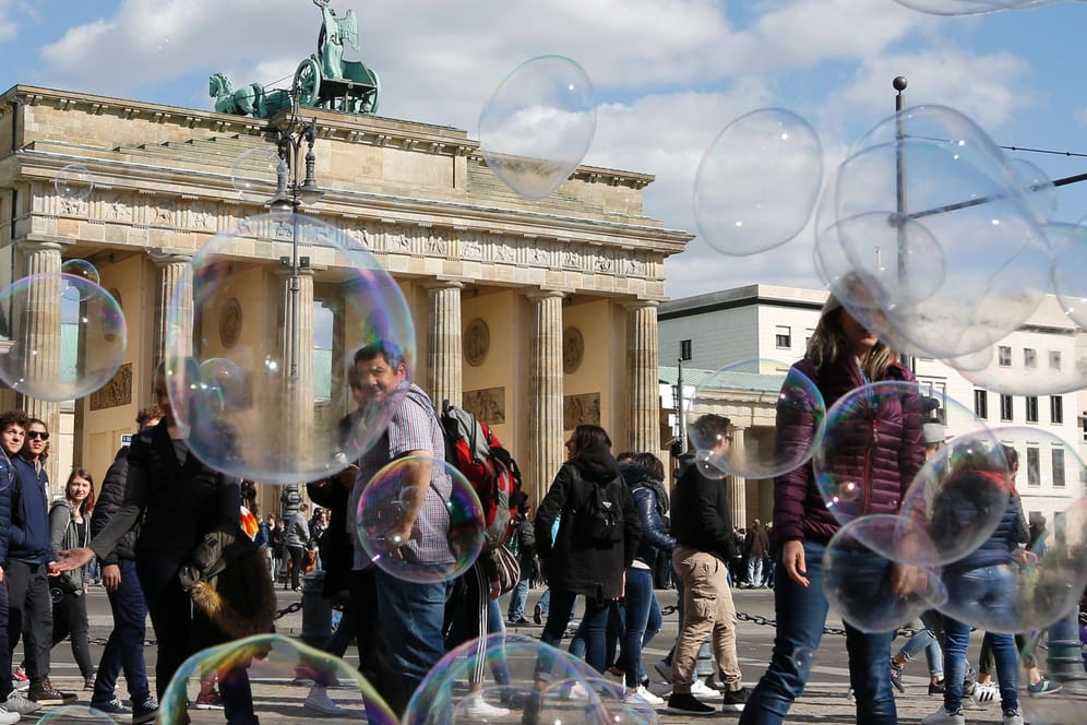 Seifenblasen am Brandenburger Tor: Viele Menschen bewegen sich im Netz in sogenannten Filterblasen.