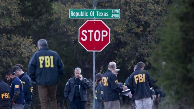 Polizisten und FBI-Agenten untersuchen den Tatort. Polizisten und FBI-Agenten untersuchen den Tatort.