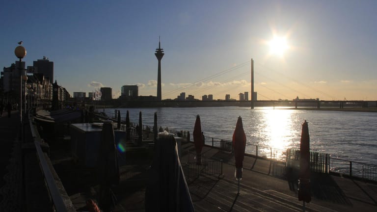Düsseldorf: Der Rheinturm (Mitte) ist mit 240,50 Metern das höchste Bauwerk der Landeshauptstadt.