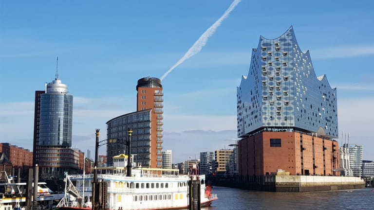 Hamburg: Das Konzerthaus Elbphilharmonie (rechts) ist seit seiner Eröffnung ein Publikumsmagnet.