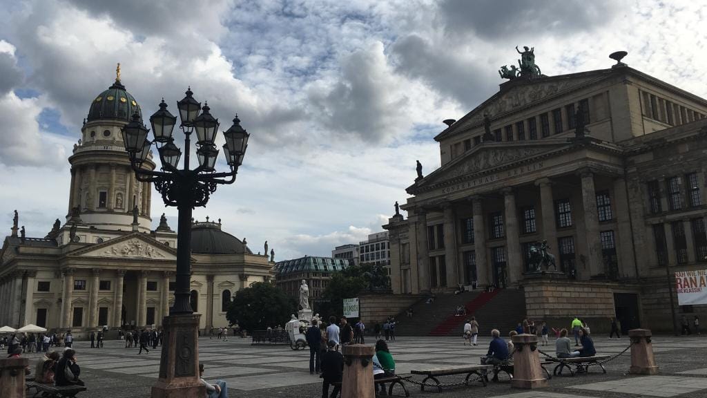 Berlin: Der Gendarmenmarkt gilt als schönster Platz in der Hauptstadt und wird vom Deutschen Dom, Französischen Dom und Konzerthaus umrahmt.