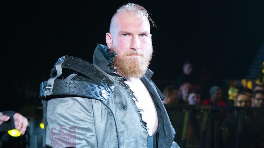 Wolfe auf dem Weg zum Ring in seinem markanten Outfit. Mit "SAnitY" gehört er zu den "Heels", den Bösewichten. Wolfe auf dem Weg zum Ring in seinem markanten Outfit. Mit "SAnitY" gehört er zu den "Heels", den Bösewichten.