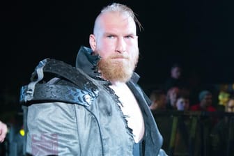 Wolfe auf dem Weg zum Ring in seinem markanten Outfit. Mit "SAnitY" gehört er zu den "Heels", den Bösewichten.