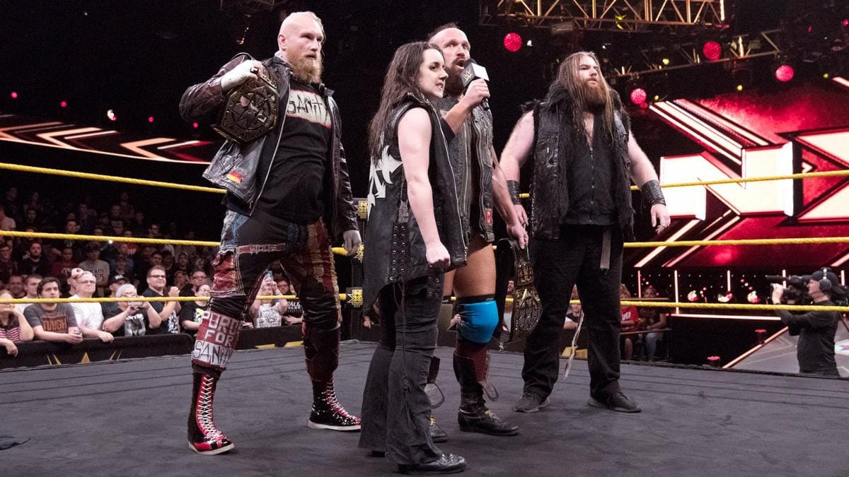 Wolfe (li.) mit seinen Partnern im Team "SAnitY": Nikki Cross, Anführer Eric Young und Killian Dain (v. li.).