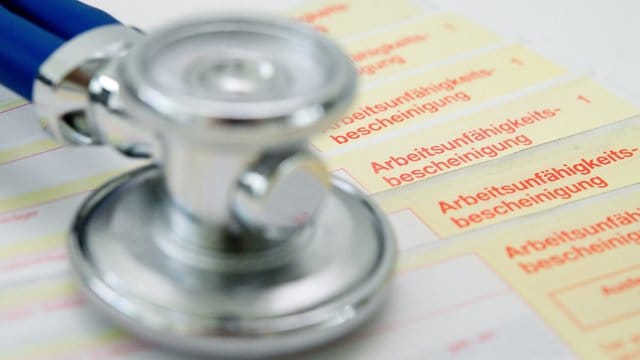 Die Arbeitsunfähigkeit muss nicht erneut von dem behandelnden Vertragsarzt festgestellt werden, damit Patienten weiterhin einen Anspruch auf Krankengeld haben.