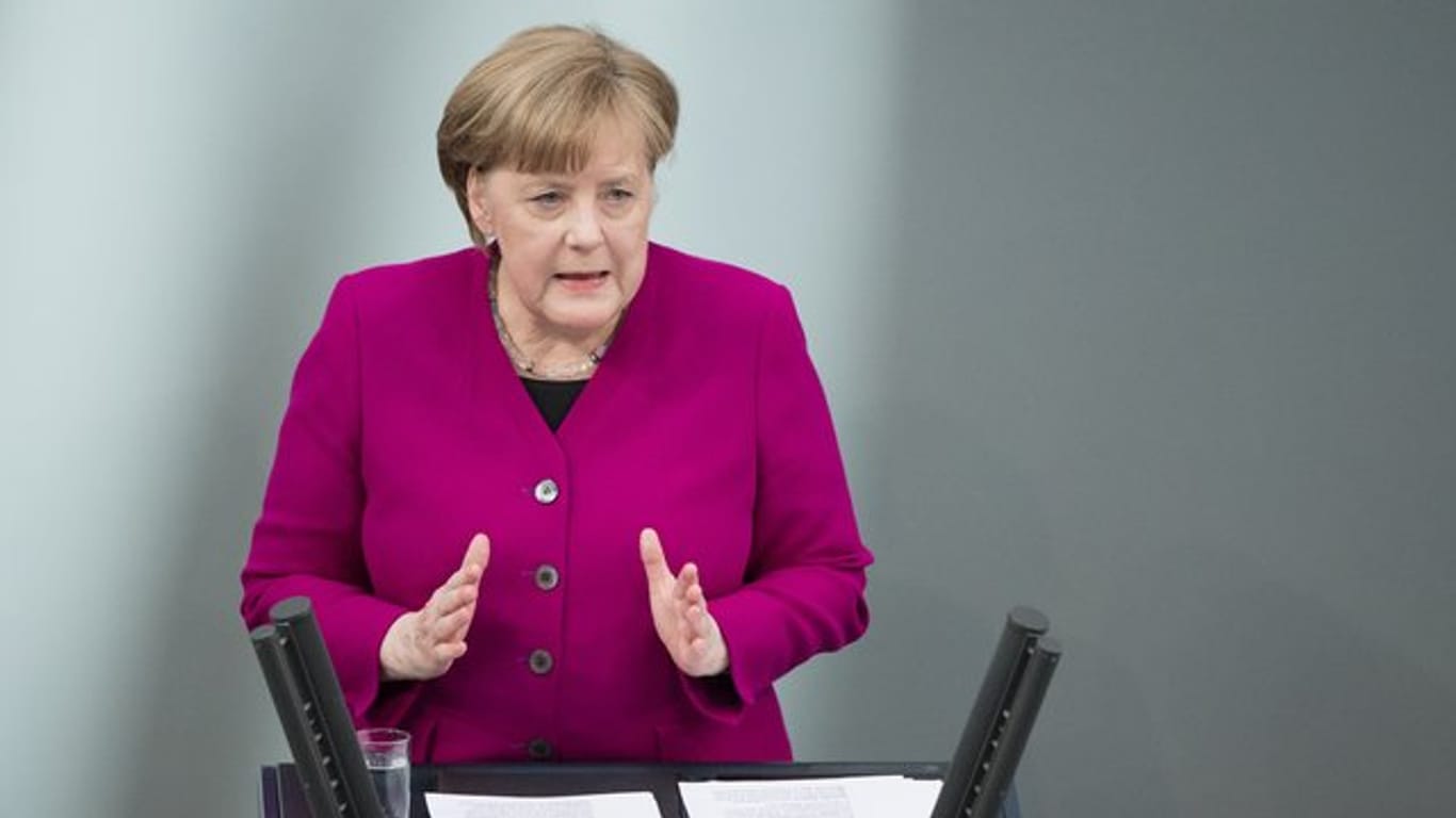 Bundeskanzlerin Angela Merkel gibt im Bundestag ihre erste Regierungserklärung nach ihrer Wiederwahl zur Regierungschefin ab.