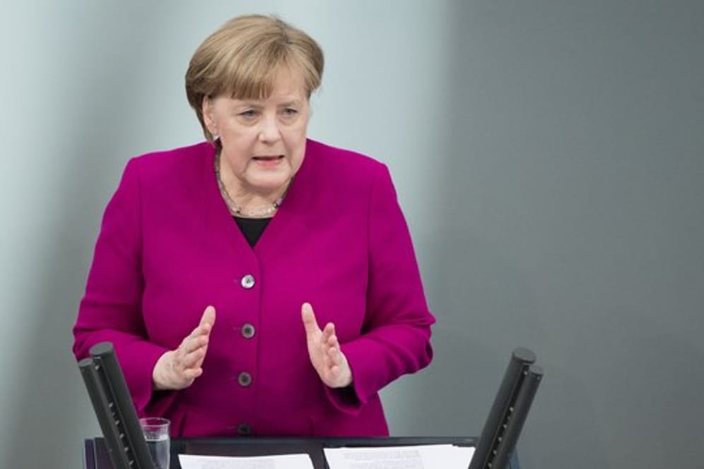Bundeskanzlerin Angela Merkel gibt im Bundestag ihre erste Regierungserklärung nach ihrer Wiederwahl zur Regierungschefin ab.