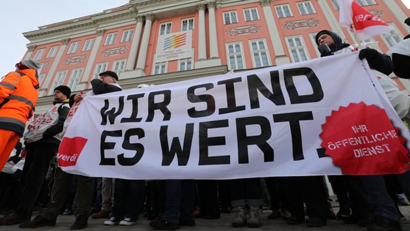 Vor dem Rathaus in Rostock haben sich Beschäftigte im öffentlichen Dienst zu einem Warnstreik versammelt.