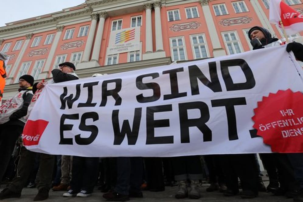 Vor dem Rathaus in Rostock haben sich Beschäftigte im öffentlichen Dienst zu einem Warnstreik versammelt.