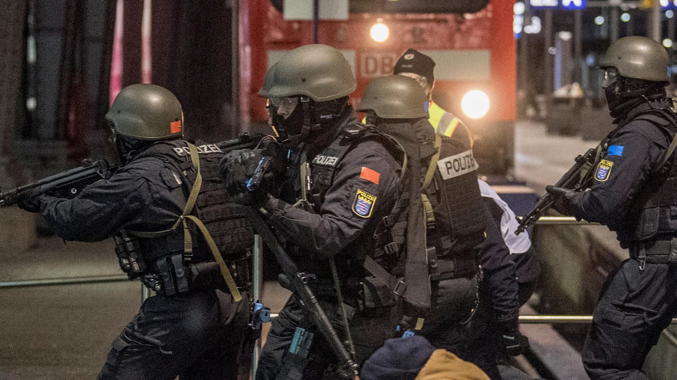 Spezialeinheit in voller Montur auf einem Gleis des Frankfurter Hauptbahnhofs: In der Nacht fand eine Antiterror-Übung statt.