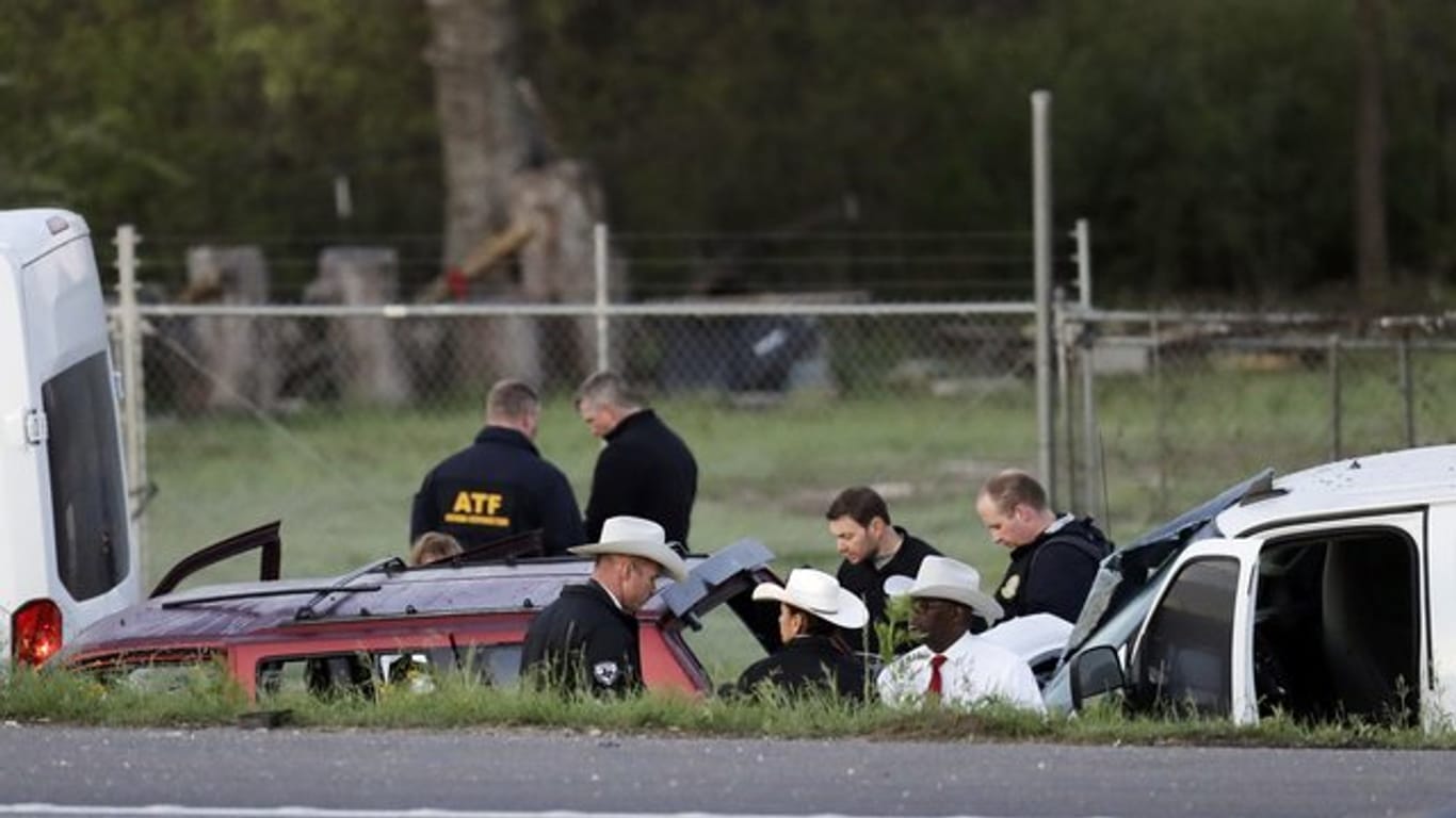 Ermittler untersuchen den Tatort in Round Rock, einem Vorort von Austin, nachdem sich der mutmaßliche Bombenleger bei einer Verfolgungsjagd selbst in die Luft gesprengt hat.