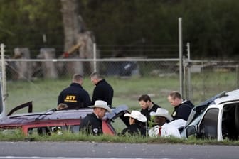 Ermittler untersuchen den Tatort in Round Rock, einem Vorort von Austin, nachdem sich der mutmaßliche Bombenleger bei einer Verfolgungsjagd selbst in die Luft gesprengt hat.