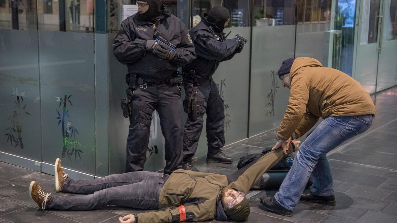 Bundespolizisten mit einem vermeintlichen Verletzten: Bei der Übung im Frankfurter Hauptbahnhof wurde alles sehr realitätsgetreu dargestellt.